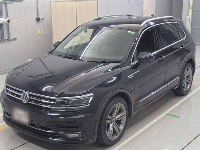 car_large_TIGUAN-866904-38015-MR-A